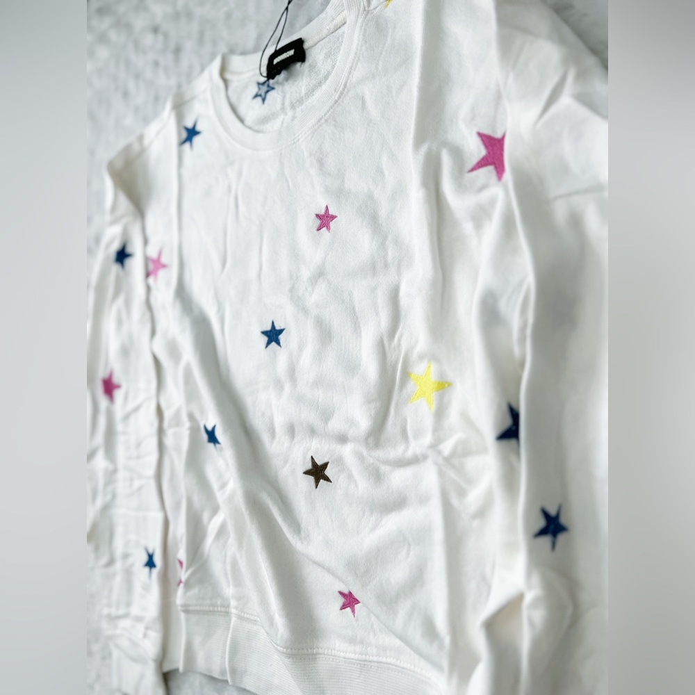 NWT- MONROW Boyfriend Sweatshirt with Allover Embroidered Star Print in Natural - Picture 7 of 11